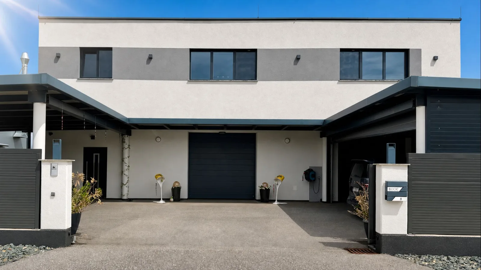 Frisch gestrichene Fassade eines modernen Einfamilienhauses