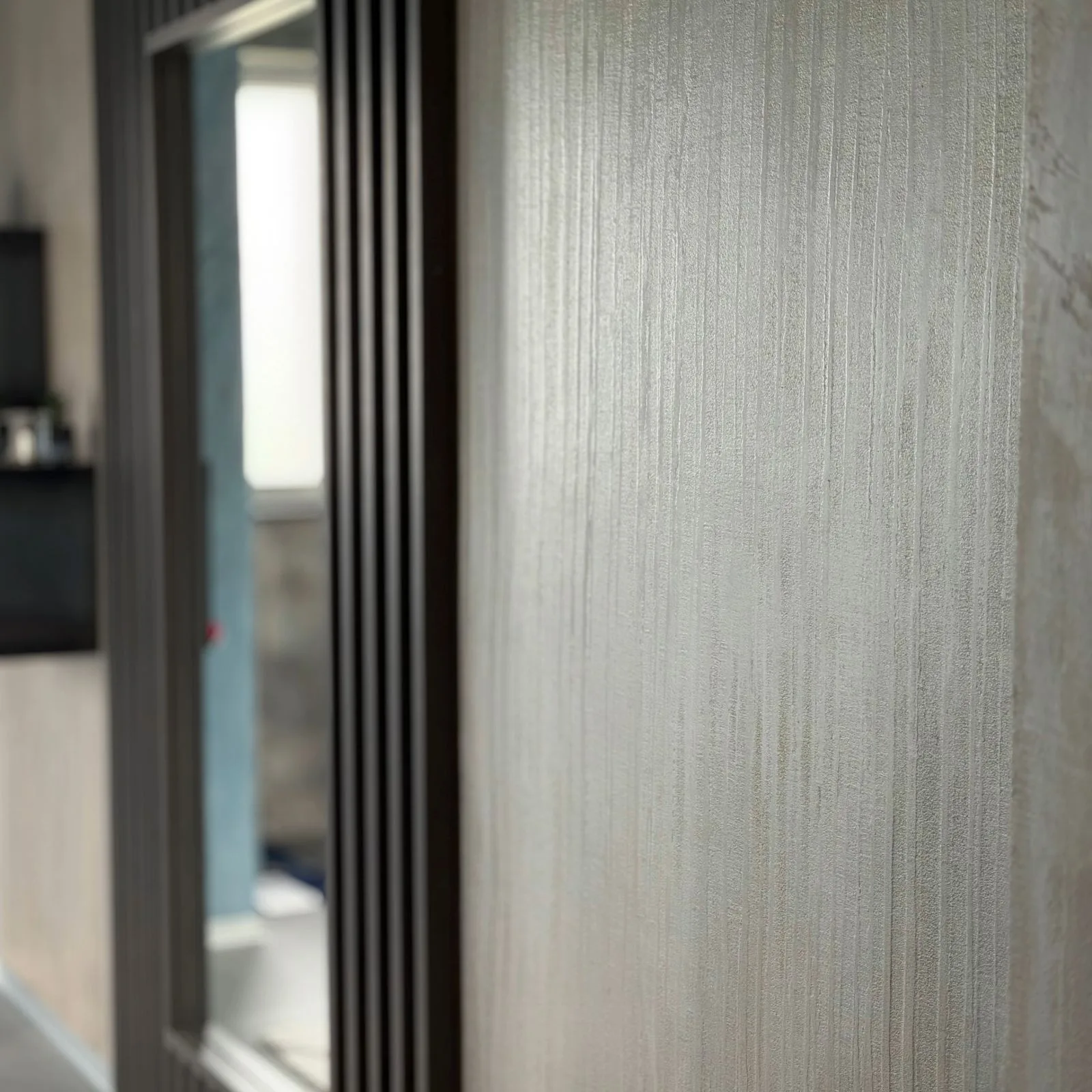Detailaufnahme einer Wand mit feinem Strukturputz